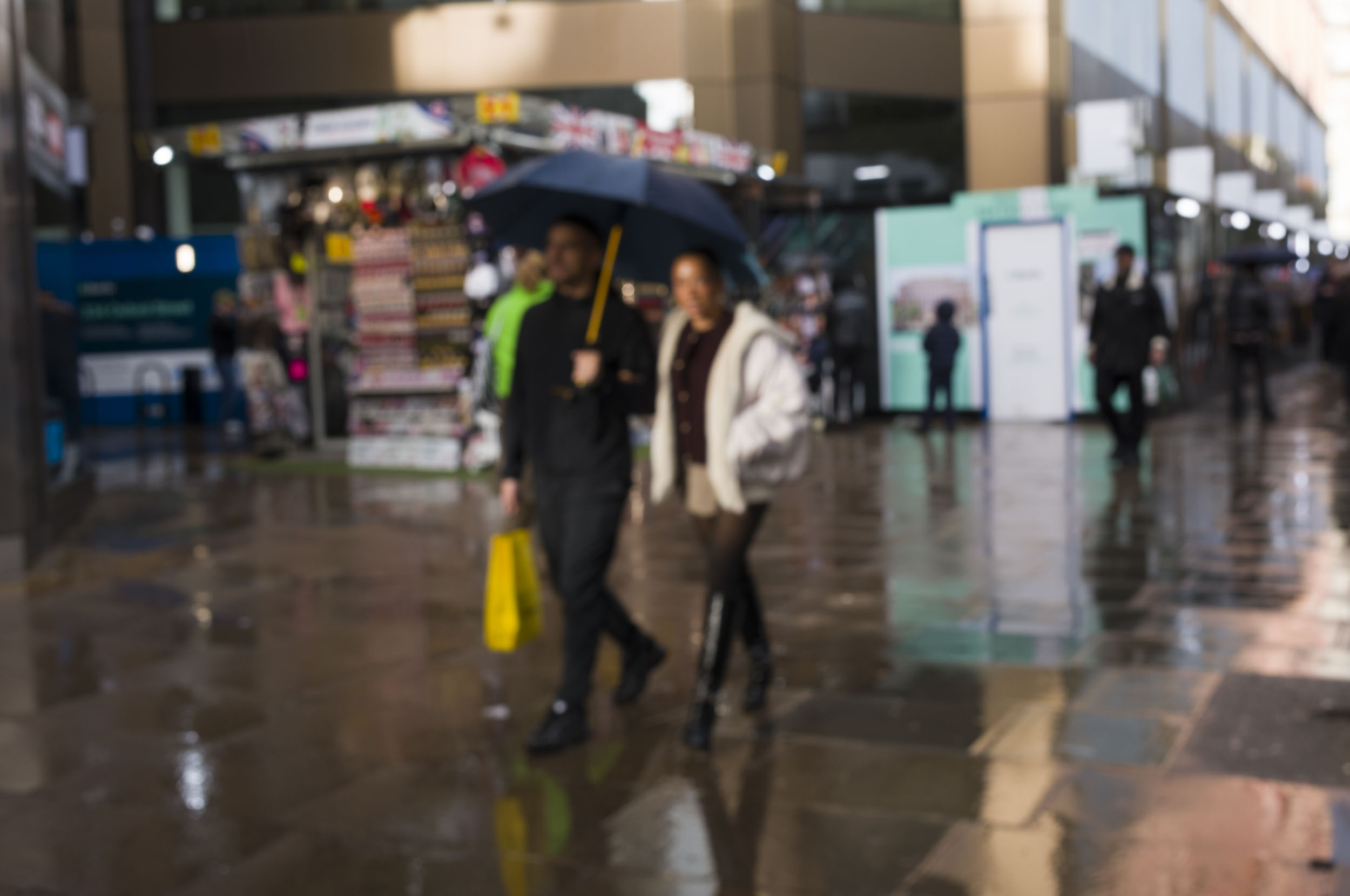 Leica M EV1 sample gallery: two people walking under an umbrella in London