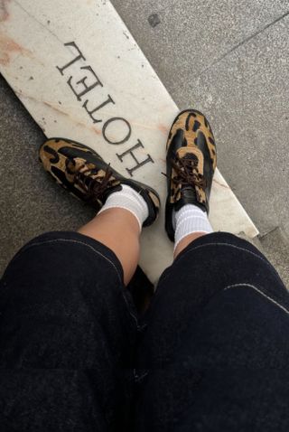 An image of influencer @sofiamcoelho wearing leopard print shoes.