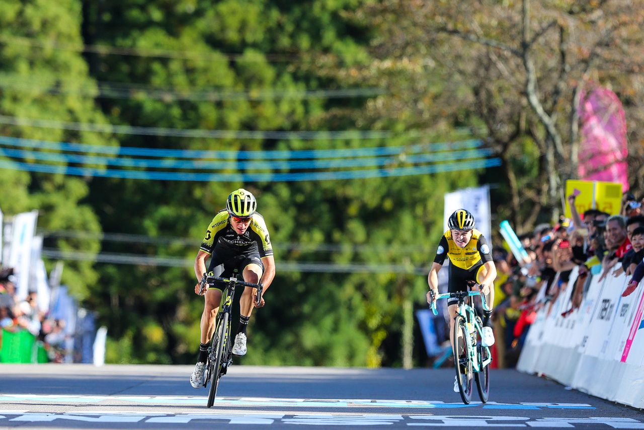 Robert Power outsprints Antwan Tolhoek for victory
