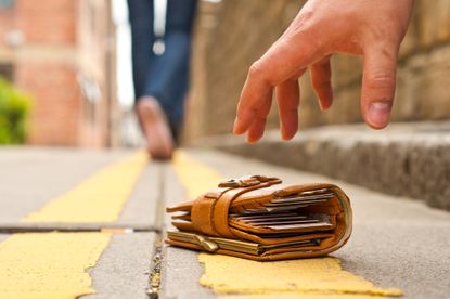 Woman lost purse/wallet, walking away