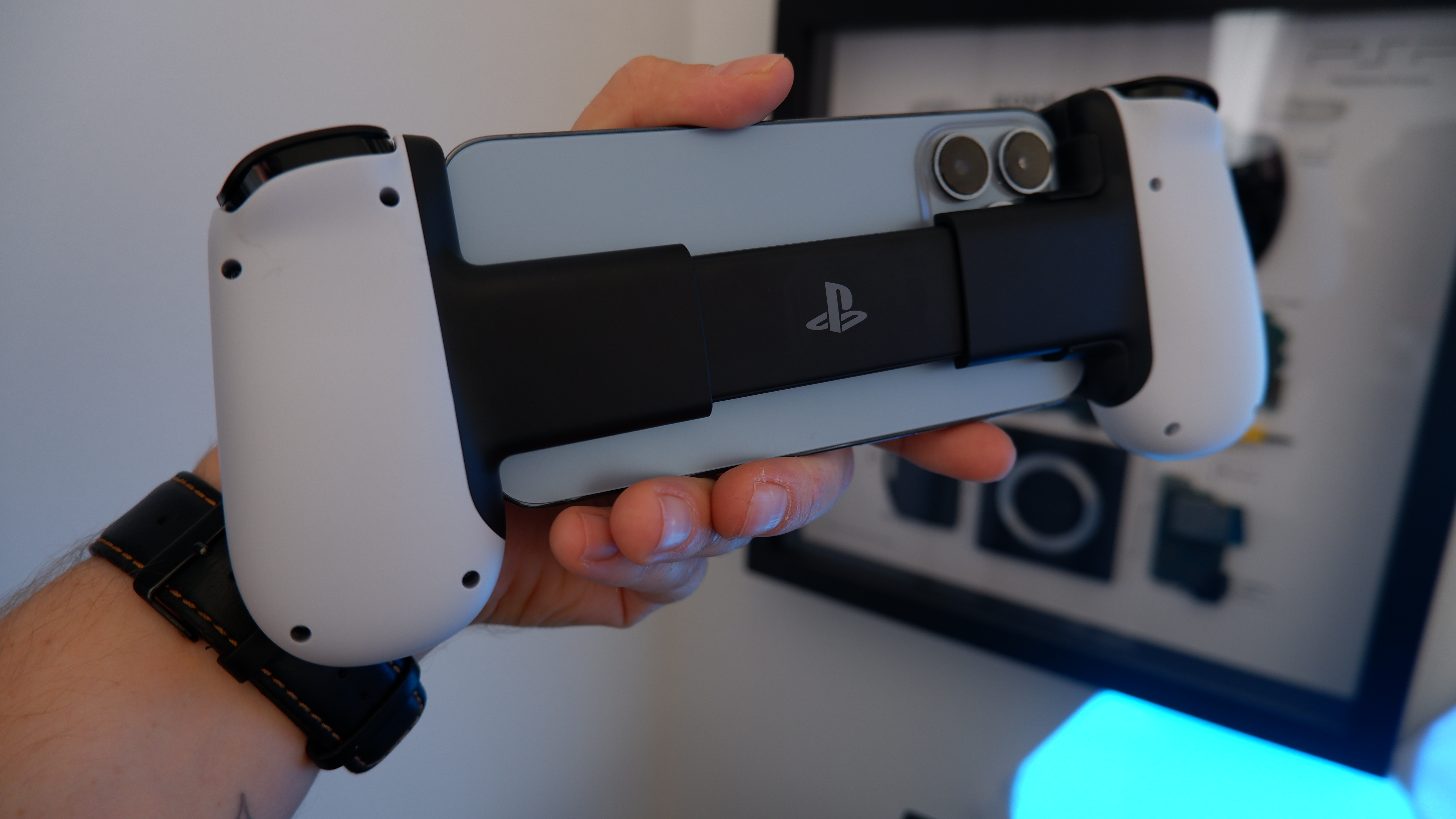 DELA DISCOUNT PEqC8CiJxrRUy7aD84Ugd7 Here is PlayStation’s first mobile gaming device in years — a special Backbone One for iPhone DELA DISCOUNT  