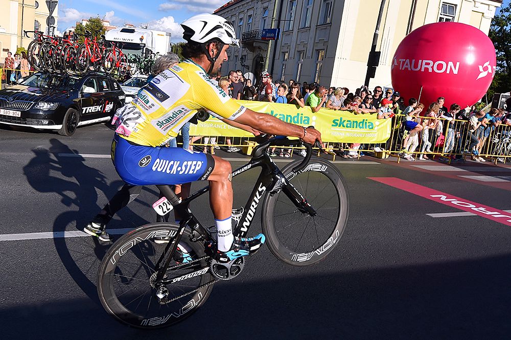 Fernando Gaviria (Etixx-QuickStep) wins stage 4 in Poland and wheelies across the finish line