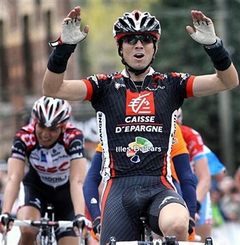 Alejandro Valverde (Caisse d'Epargne) celebrates his win in La Fleche Wallonne