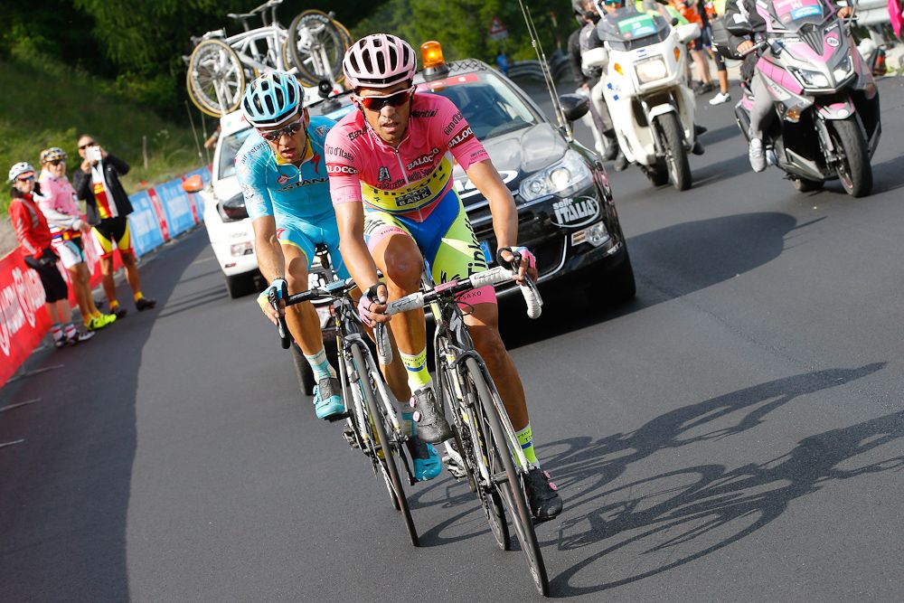 Alberto Contador is followed by Tanel Kangert.