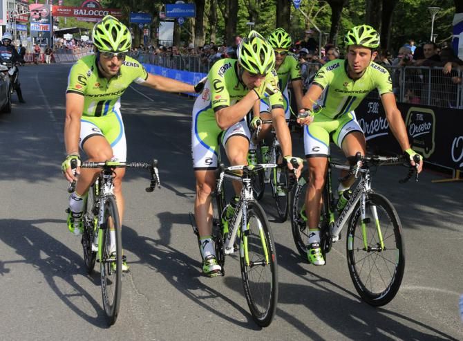 Elia Viviani struggles to the line after crashing