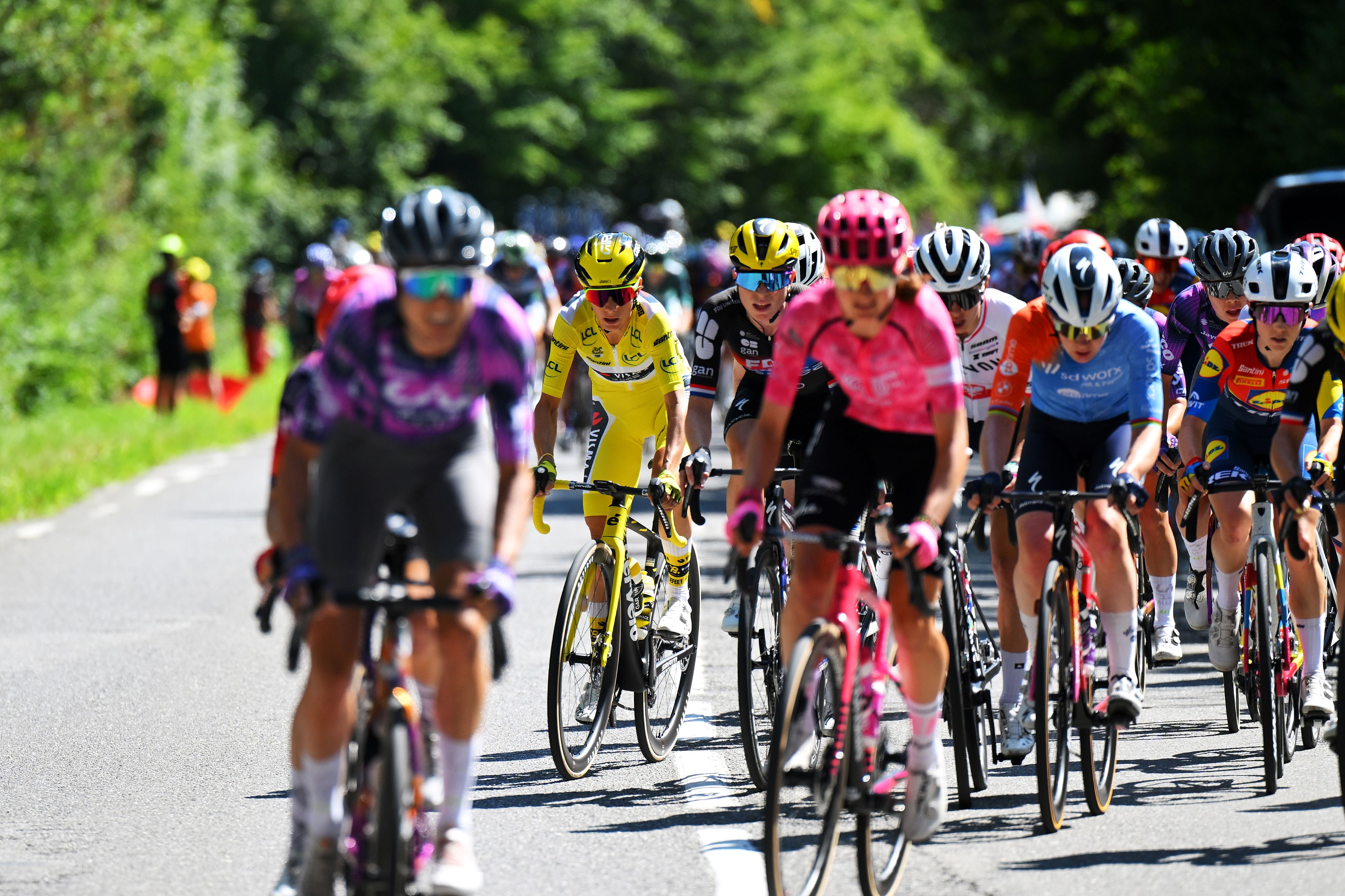 Tour de France Femmes stage 9 LIVE - Kerbaol and Niewiadoma-Phinney crash at base of Col de Joux-Plane