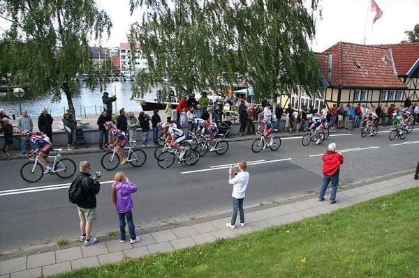 The main group chases.
