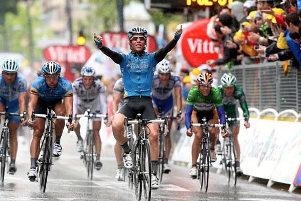 Mark Cavendish (Columbia) takes out the win in a rainy finish.