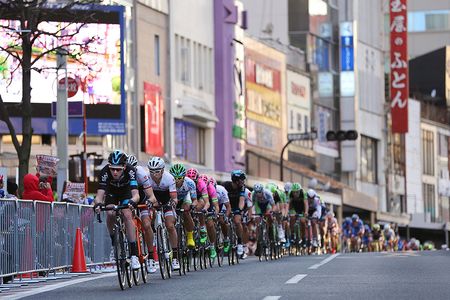 Sky stagiaire Tao Geoghegan Hart leads the bunch.