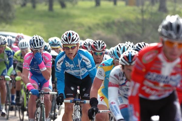 Overnight race leader Linus Gerdemann (Milram) would relinquish his blue jersey.