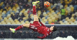Robert Lewandowski of FC Bayern Muenchen scores their side's first goal with an overhead kick during the UEFA Champions League group E match between Dinamo Kiev and Bayern München at Olimpiysky on November 23, 2021 in Kyiv, Ukraine.