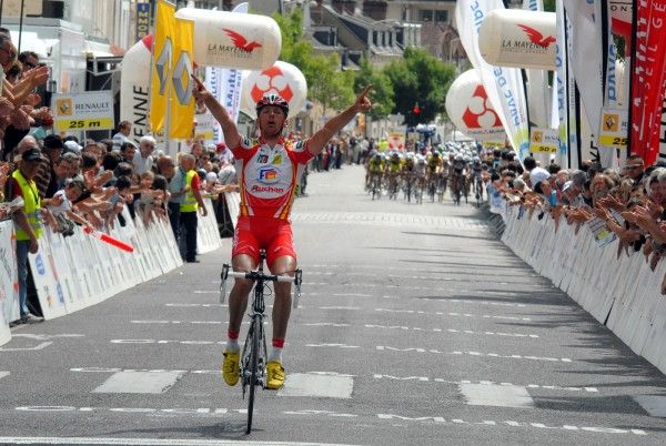 Beno&icirc;t Daeninck (CC Nogent Sur Oise) celebrates his win in Boucles de la Mayenne stage three