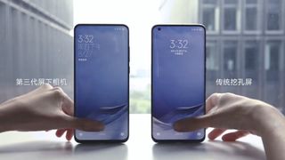 El Xiaomi Mi 10 Ultra con cámara oculta detrás de la pantalla en comparación con el Xiaomi Mi 10 Ultra normal