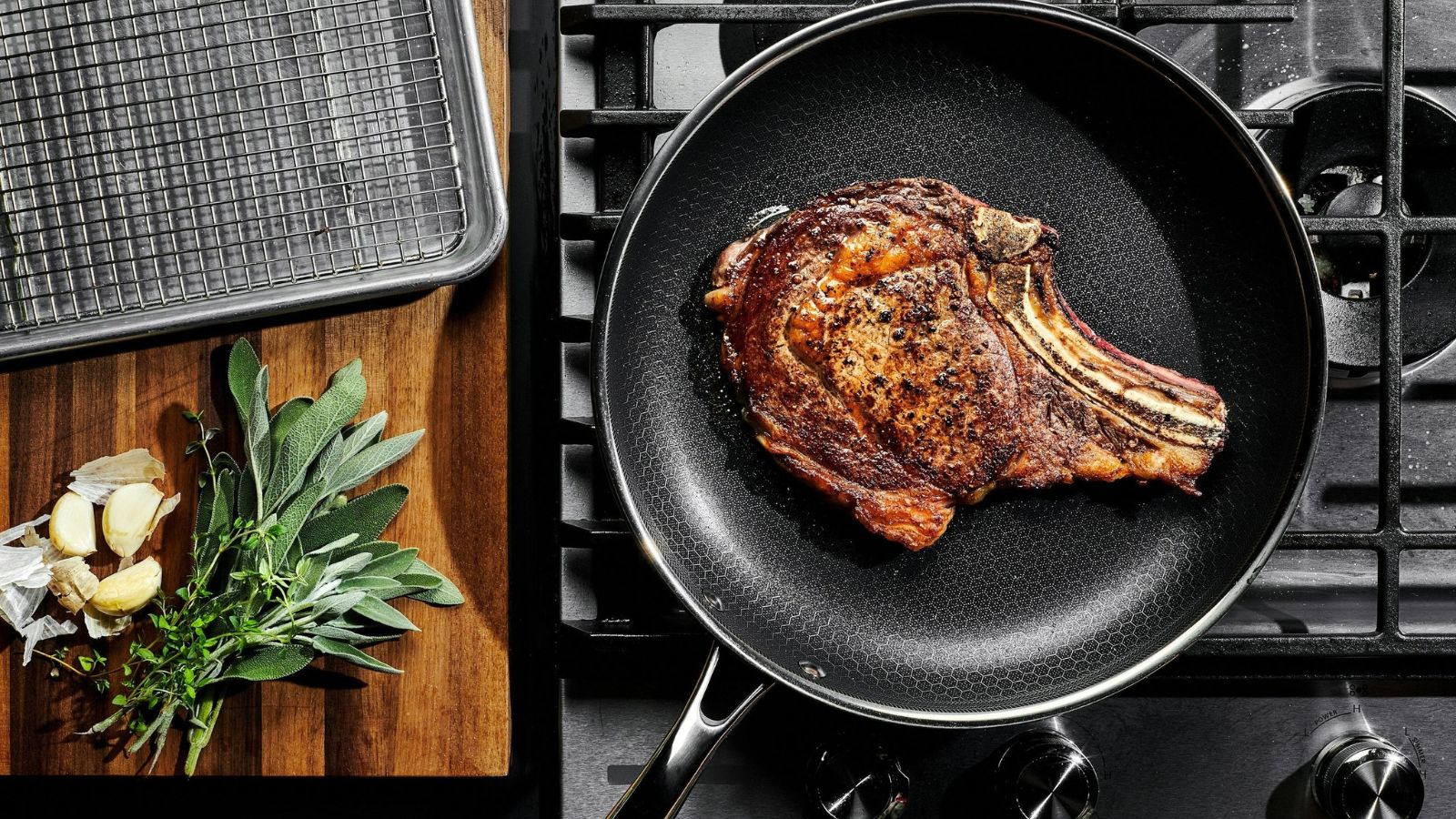 Cooking an steak in a HexClad fry pan
