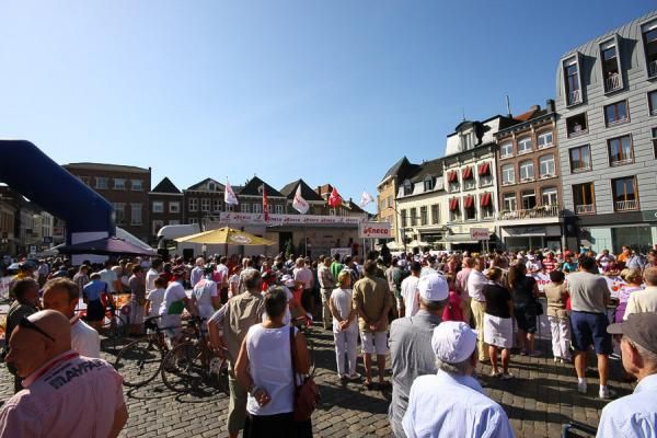 Crowds gather at the start at the Roermond MarktThe s