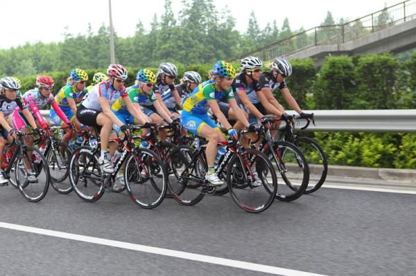 Marieke Van Wanroij (AA Drink) on the front, just ahead of team-mate, Shelley Olds.
