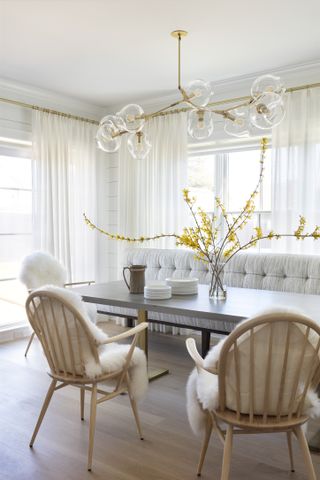A dining room with pendant light
