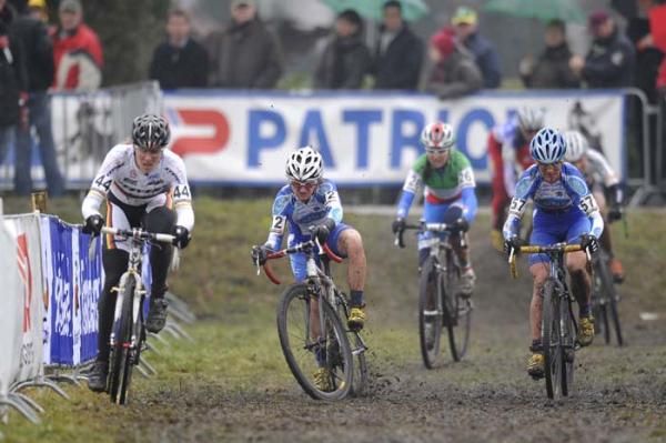 Kupfernagel leads a chase group through the mud.