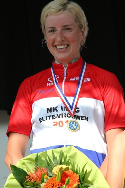 Loes Gunnewijk (Nederland Bloeit) wears her new national champion jersey.