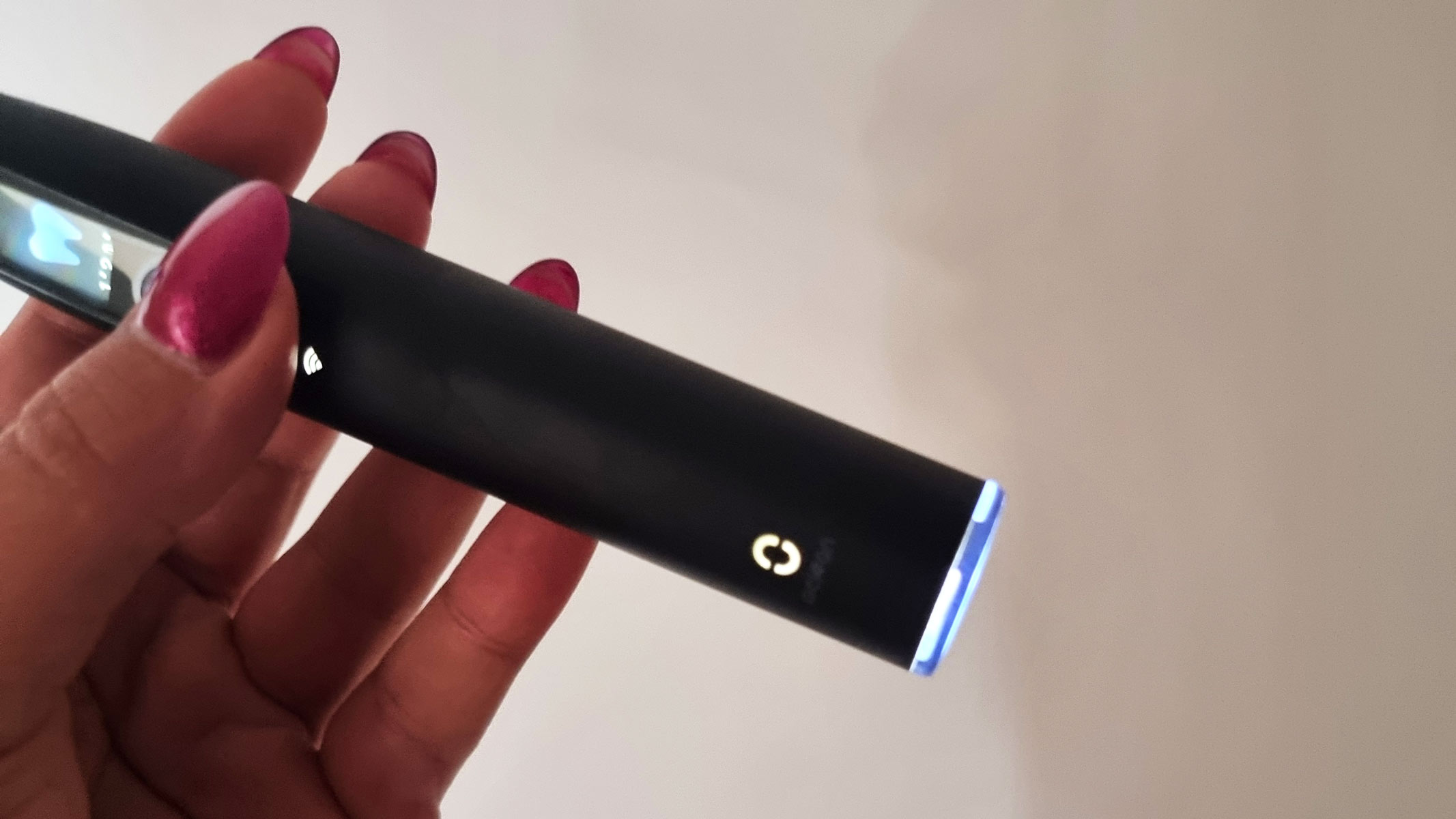 A pressure indicator light at the bottom of the Oclean X Ultra S electric toothbrush