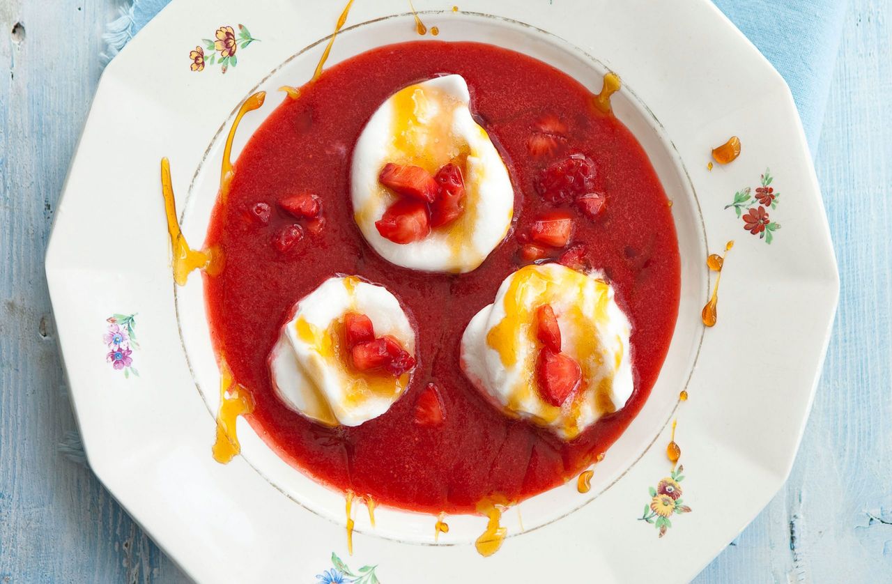 Soft meringues on berry coulis