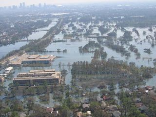 hurricane-katrina-flooding-new-orleans-100825-02