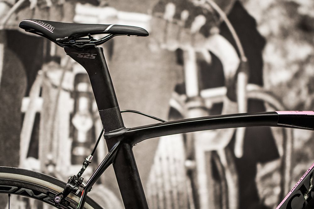 The ITALIA50 frameset includes the EM525's integrated aerodynamic seatpost