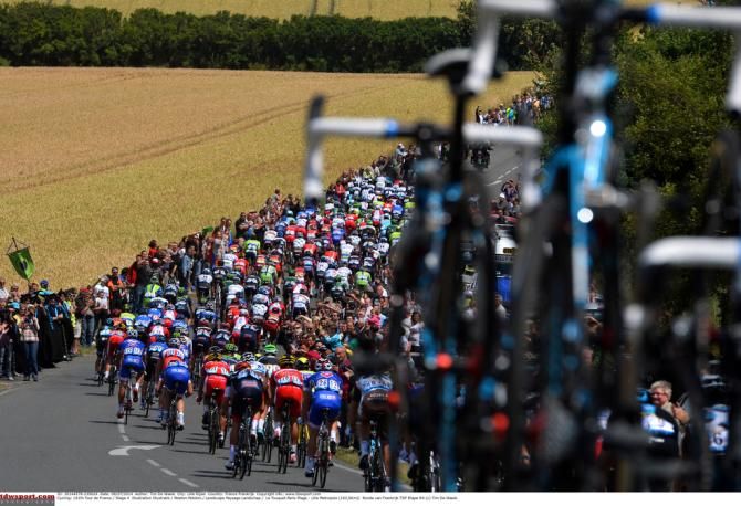 The peloton during stage 4