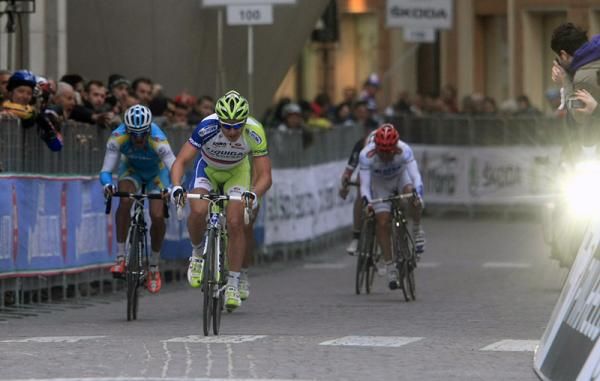 Peter Sagan (Liquigas-Cannondale) powers away from Roman Kreuziger (Astana) in the final meters.