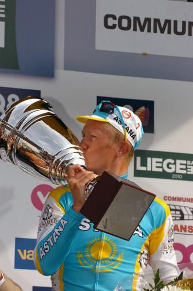 Li&egrave;ge-Bastogne-Li&egrave;ge winner Alexandre Vinokourov kisses his trophy.