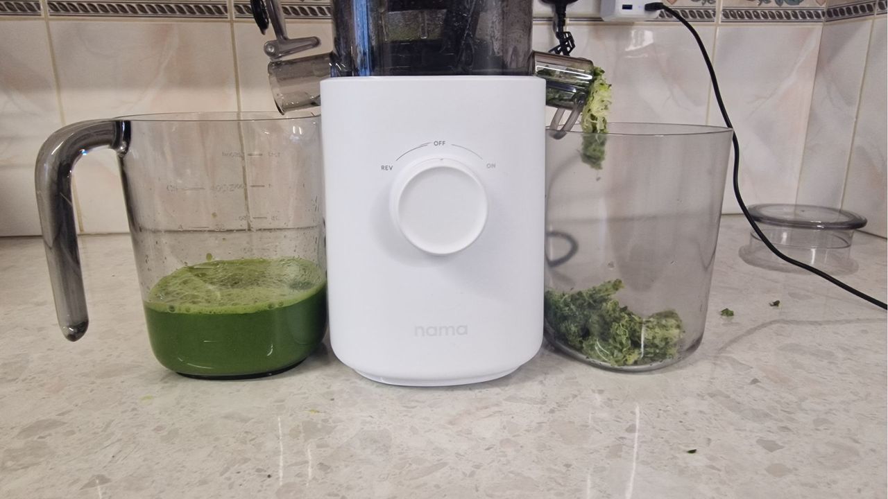 Green juice and discarded pulp from the Nama J3