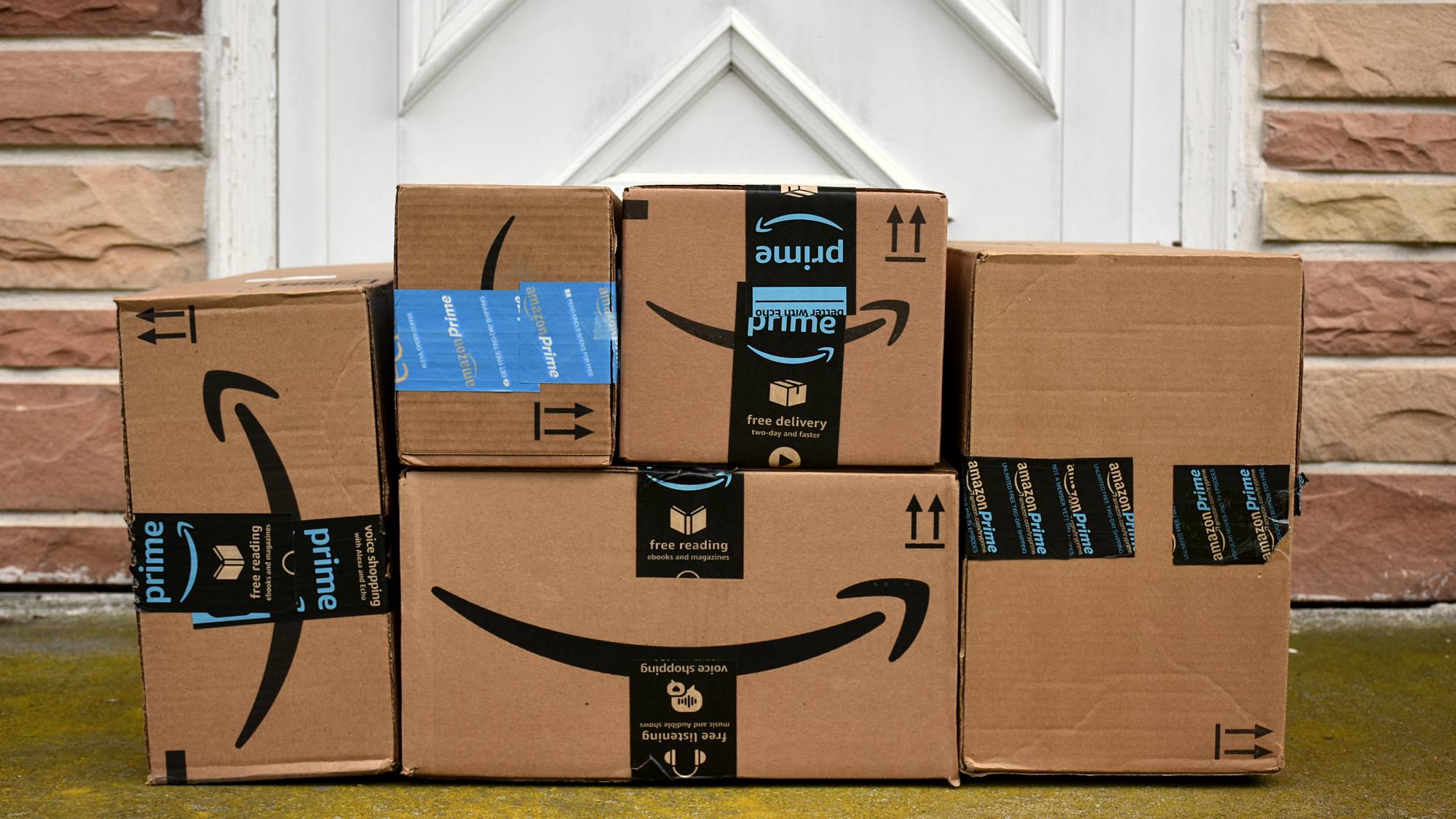 Cajas de Amazon Prime fuera de la puerta principal