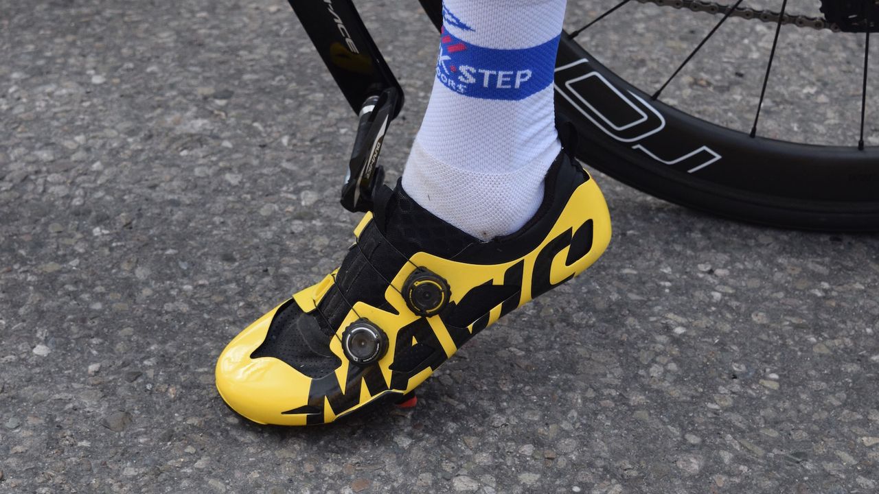 The one-piece carbon construction reduces weight and stack, whilst improving stiffness