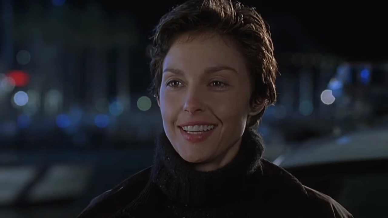 Ashley Judd smiles during a crime scene discussion in Twisted.