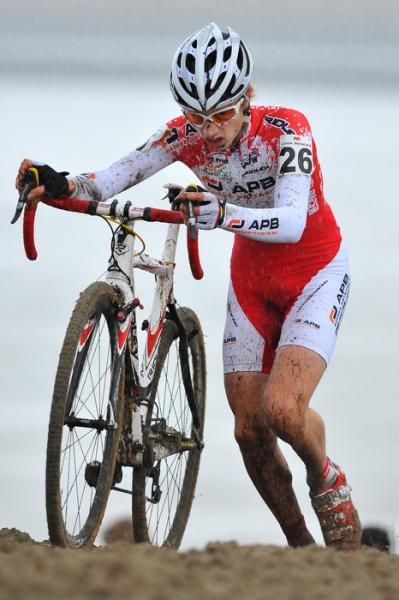 Quinten Hermans runs to the finish