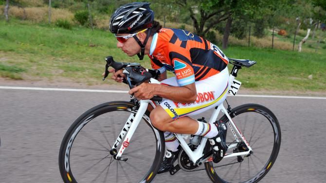 Race leader Fernando Gaviria gets aero on the descent