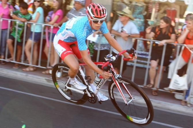 The leader's jersey is light blue for the Santos Cup and Kimberley Wells (Specialized - Securitor) wears it