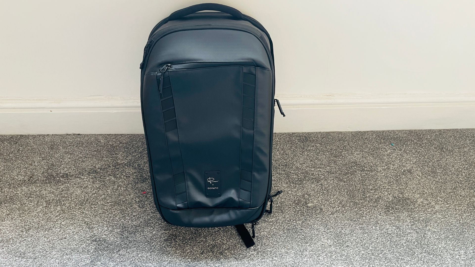 A picture of the front of a GoMatic McKinnon Camera Pack 35l Review