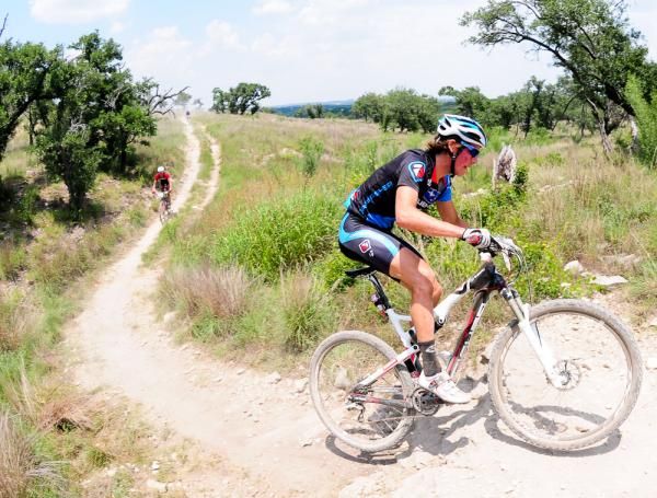Sam Schultz (Subaru/Gary Fisher) rides in third.