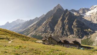 hut to hut hiking: Grandes Jorasses and Rifugio Bonatti