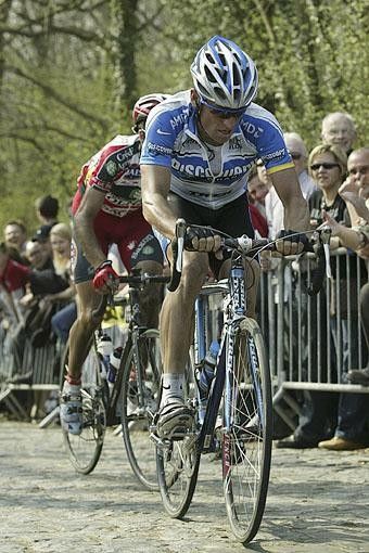 Lance Armstrong (Discovery) climbs the Bosberg