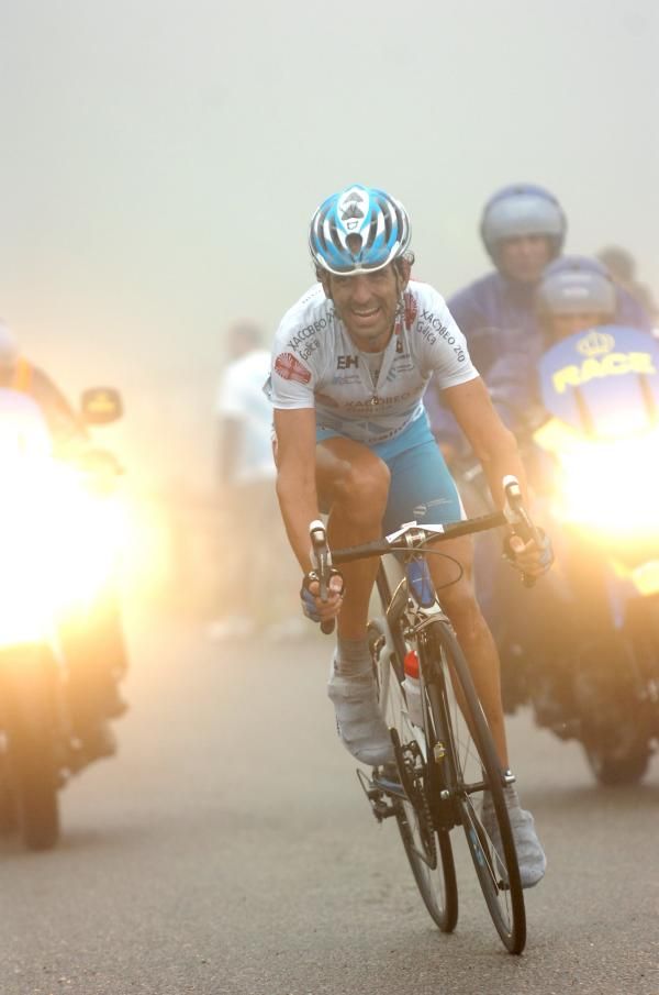 Ezequiel Mosquera (Xacobeo-Galicia) grits his teeth as he nears the summit.