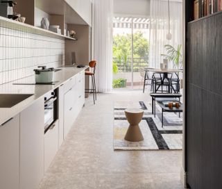 A kitchen in Tel Aviv with a porcelain floor