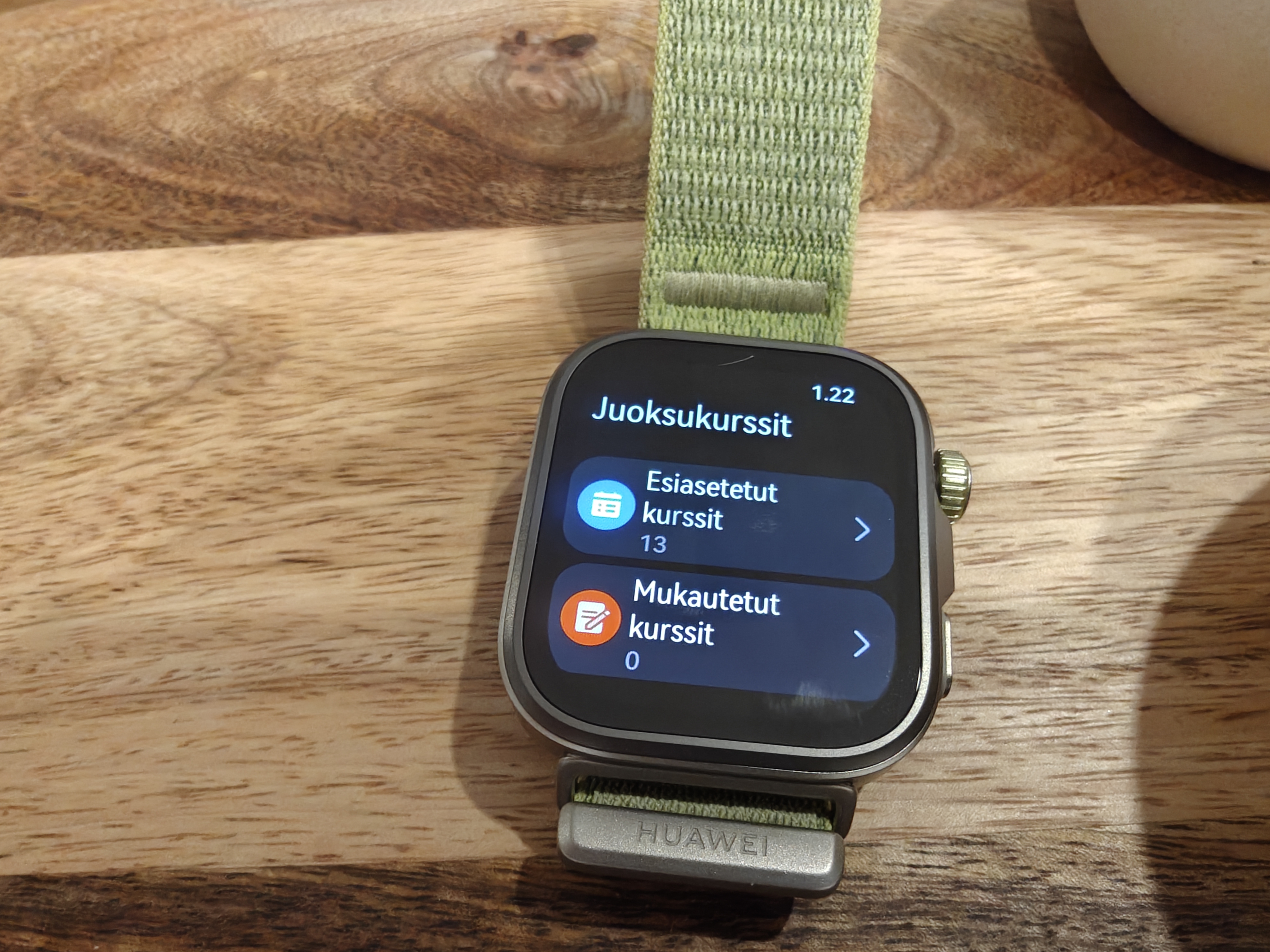 Huawei Watch Fit 4 Pro puisella alustalla
