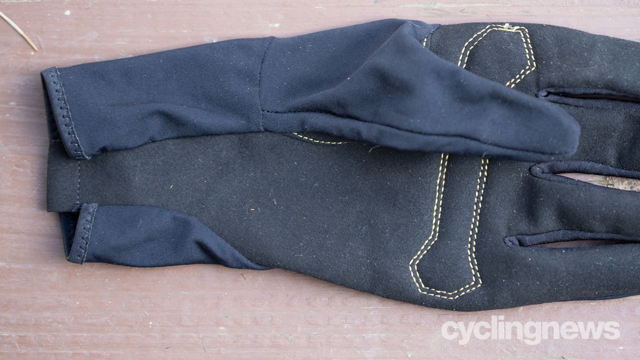 Assos Spring Fall Gloves detail of pull tab