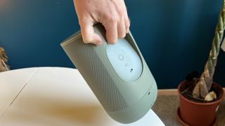 Sonos Move 2 løftes etter håndtaket.