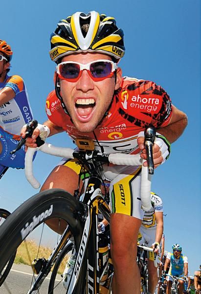 Race leader Mark Cavendish (HTC - Columbia) hams it up for the camera in stage 2 of the Vuelta a Espa&ntilde;a.