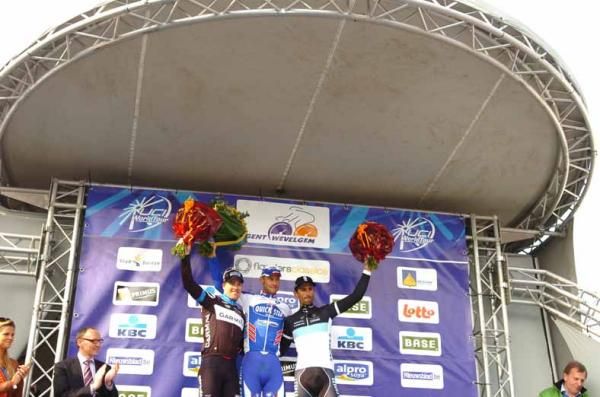 Tom Boonen (Quick Step), flanked by Tyler Farrar (Garmin-Cervelo) and Daniele Bennati (Leopard Trek).