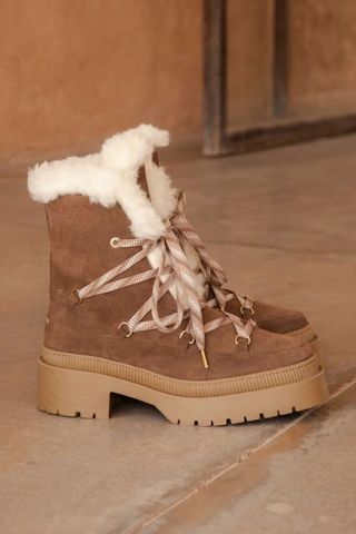 iceland fashion - brown snow boots with platform sole
