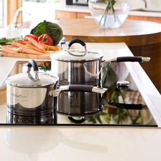 How to clean an induction hob with stainless steel pans